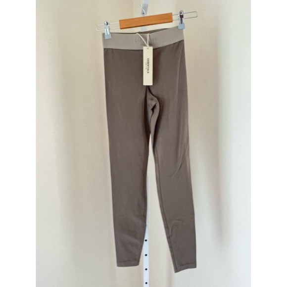 Sold Fear of God ESSENTIALS Women's Sport Leggings Small Desert Taupe New - Picture 3 of 7
